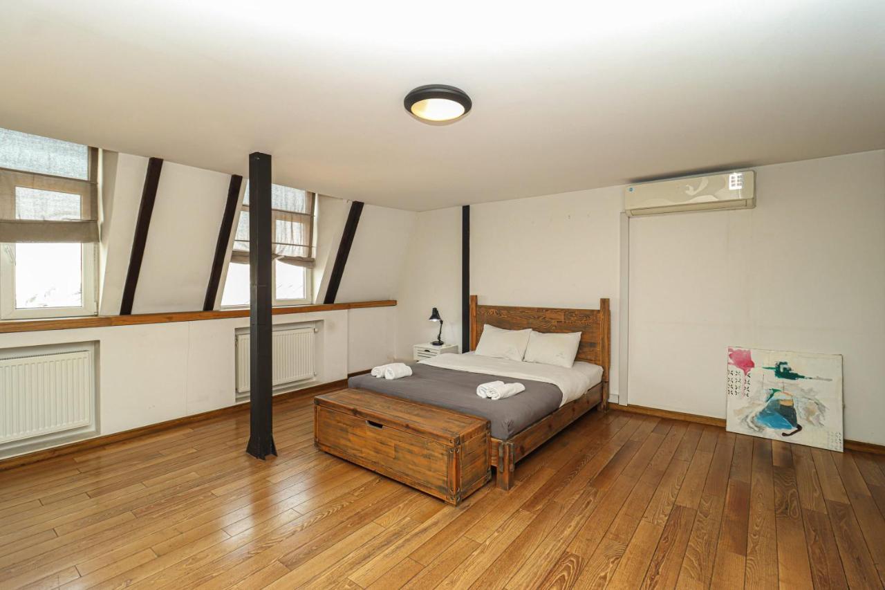 Vintage Mezzanine Apt in City Center By Wehost
