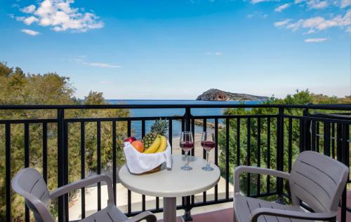 Margarita Beach Hotel — 4-Star Luxury Hotel in Agia Marina, Greece