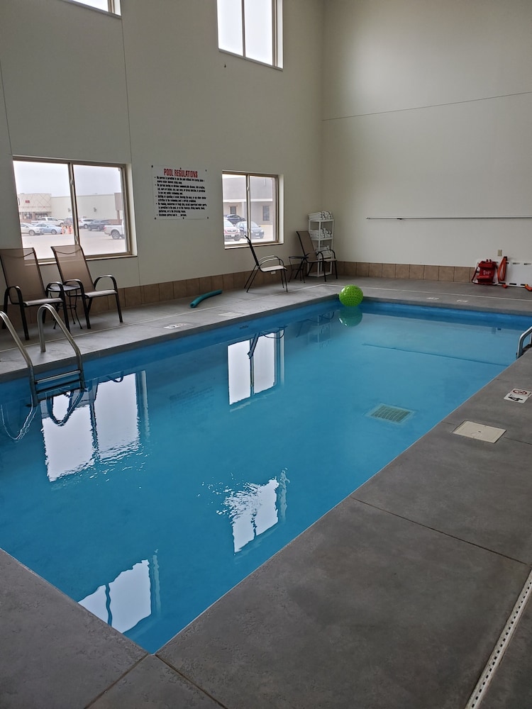Edgewood Hotel & Suites - photo 29