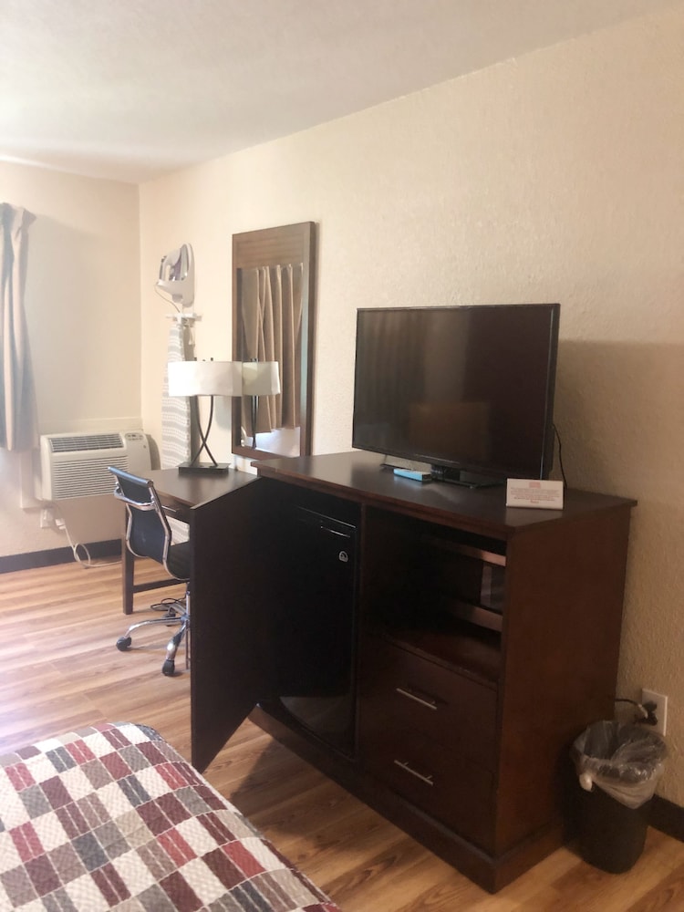 Evergreen Inn & Suites Portland - photo 13