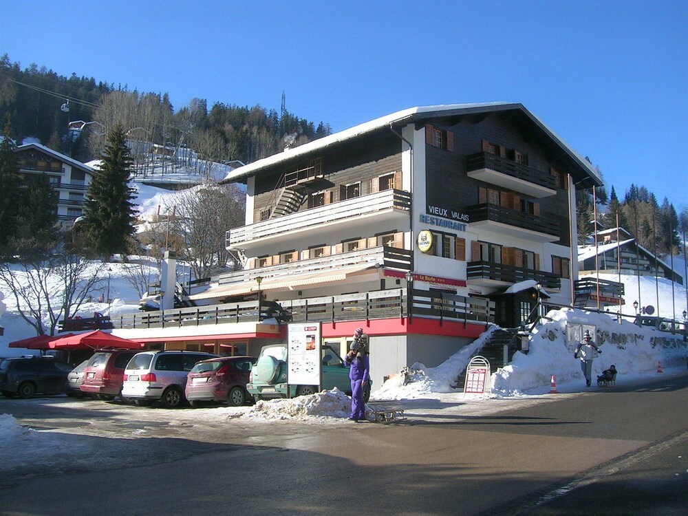 Grand Chalet Hotel de la Poste Restaurants et Bars — hotel in Riddes