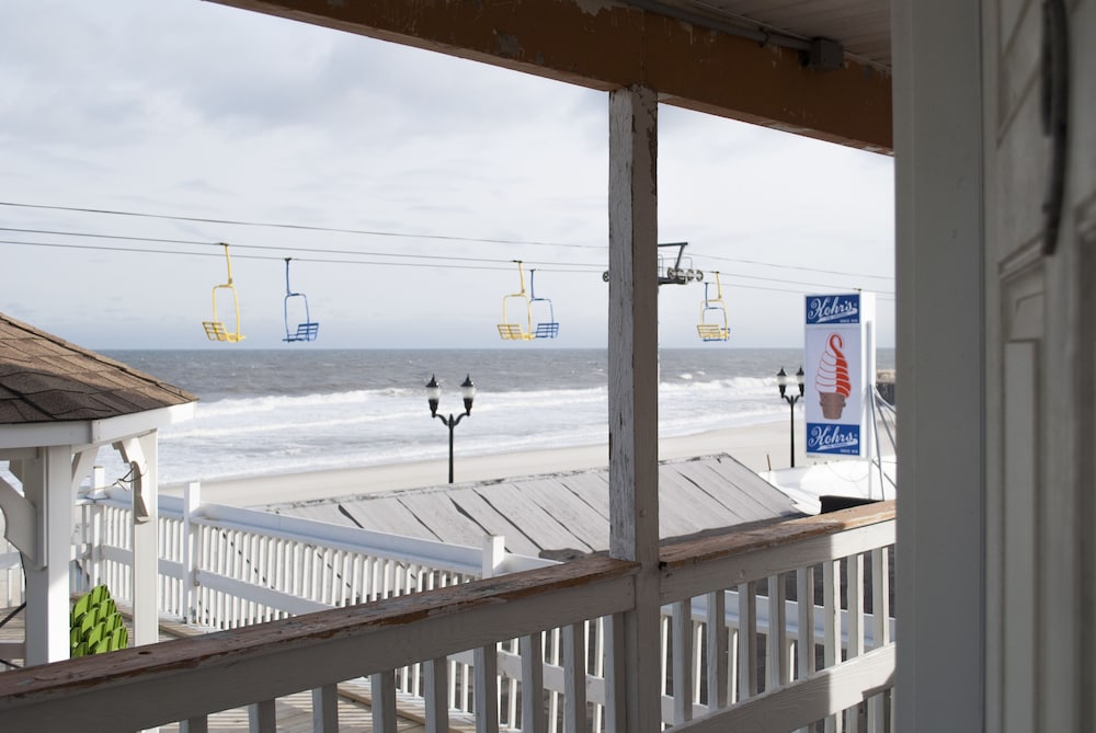 Boardwalk Hotel Charlee & Beach House Rentals - photo 70