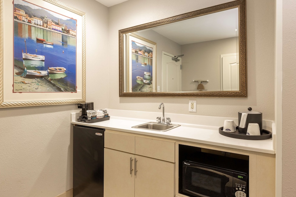 Hampton Inn & Suites Jacksonville Deerwood Park - photo 41