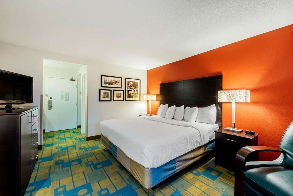La Quinta Inn & Suites by Wyndham Mansfield OH - photo 29