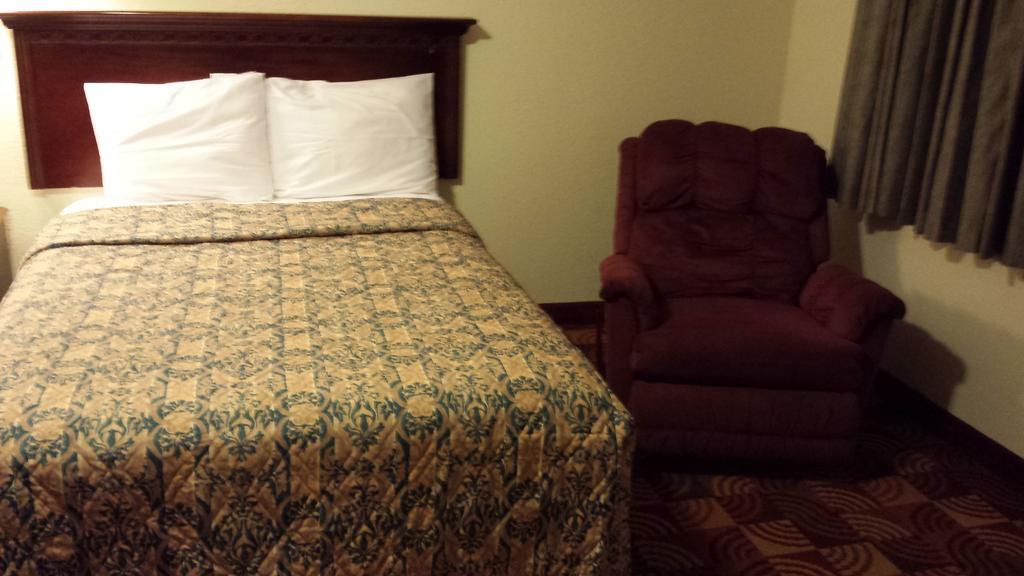Red Carpet Inn and Suites New Cumberland - photo 9