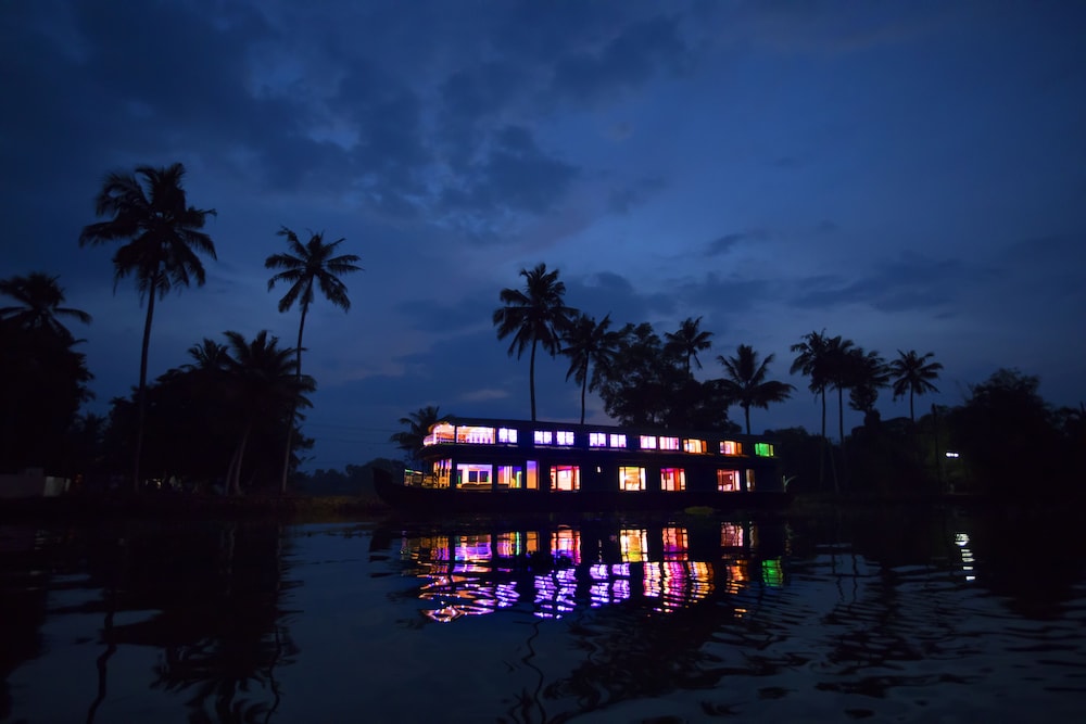 Kerala Luxury House Boat — 4-Star Luxury Hotel in Alleppey, India
