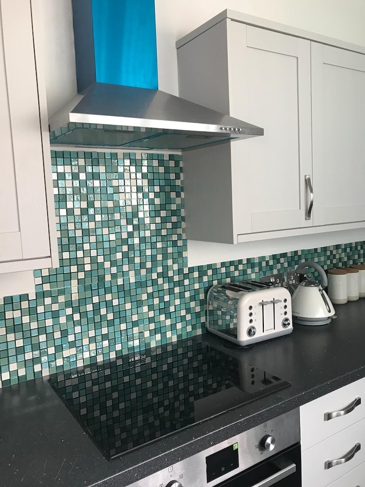 Eastville Court Rhyl by Greenstay Serviced Accommodation A Cosy 2 Bedroom Bungalow with Parking Dog Friendly Close To Beaches Shops & Restaurants Ideal for Families Friends Couples & Business Travellers — 4-Star Luxury Hotel in Rhyl, United Kingdom