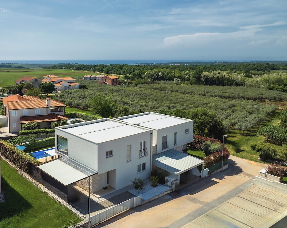 Holiday Home in Novigrad with Pool near Beach — 4-Star Luxury Hotel in Novigrad, Croatia