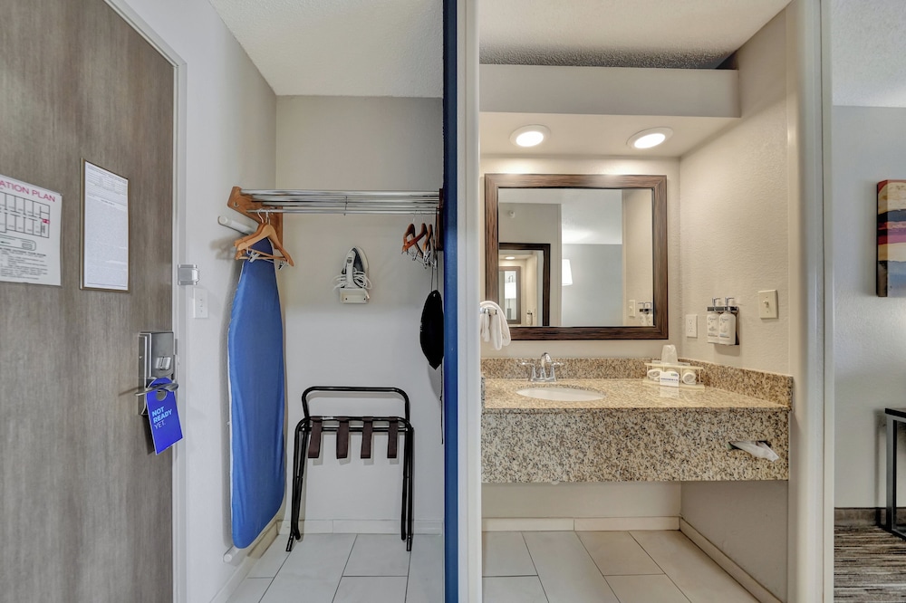 Holiday Inn Express Hotel & Suites Beatrice by IHG - photo 67