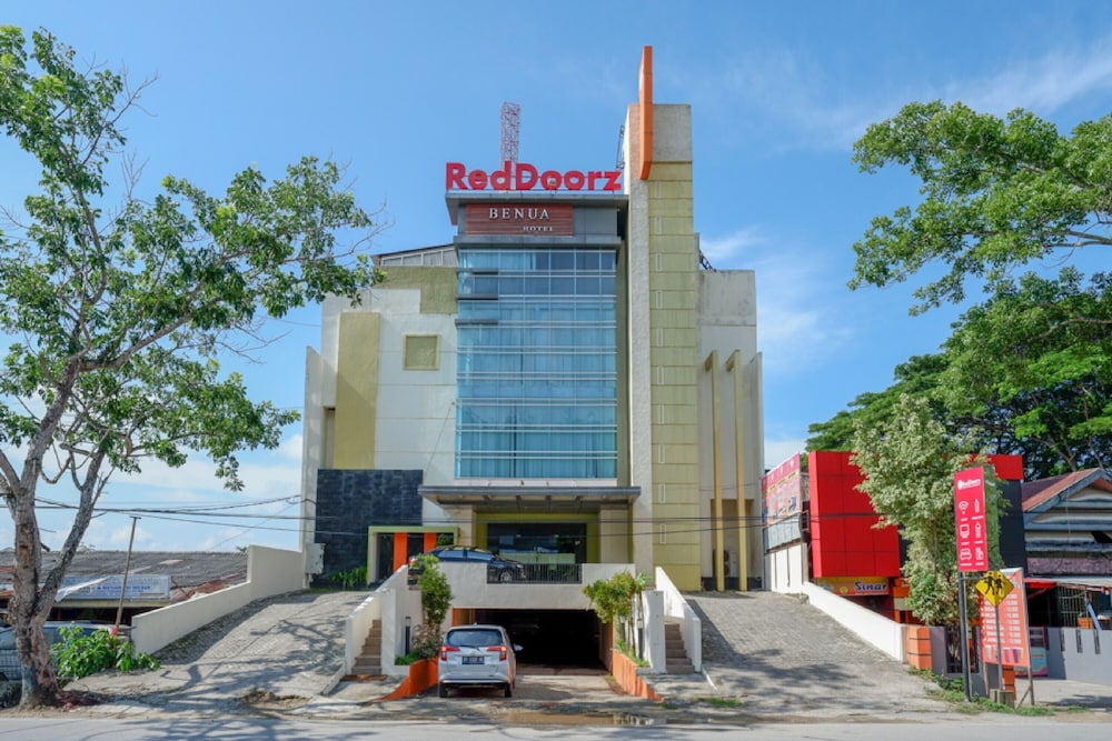 RedDoorz Plus near Hotel Benua Kendari in Kendari, Indonesia