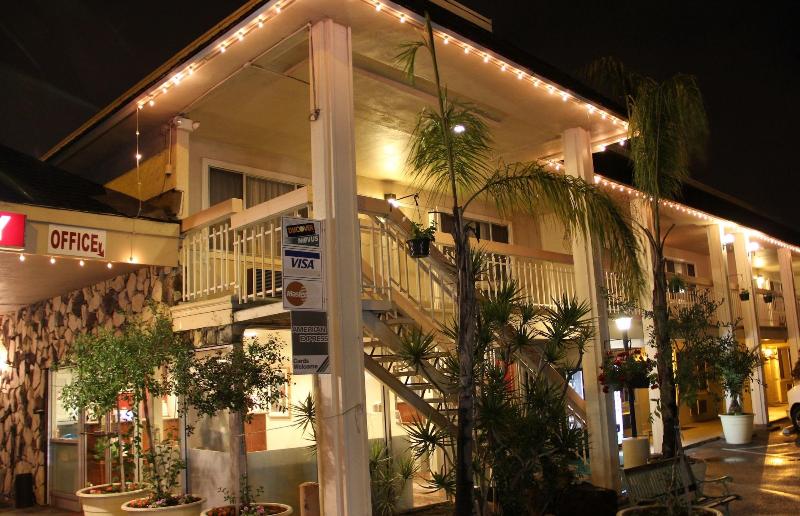 Caravelle Inn Suites - photo 4