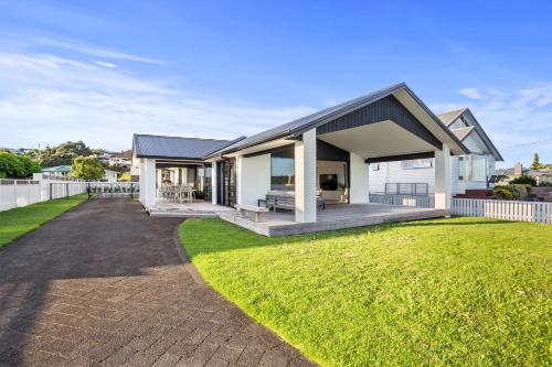 Waterfront Oasis Omokoroa Holiday Home — 4-Star Luxury Hotel in Tauranga, New Zealand