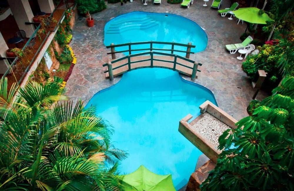 Indoor/outdoor pool