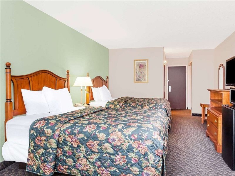 Days Inn and Suites SE Columbia Ft Jackson - photo 7