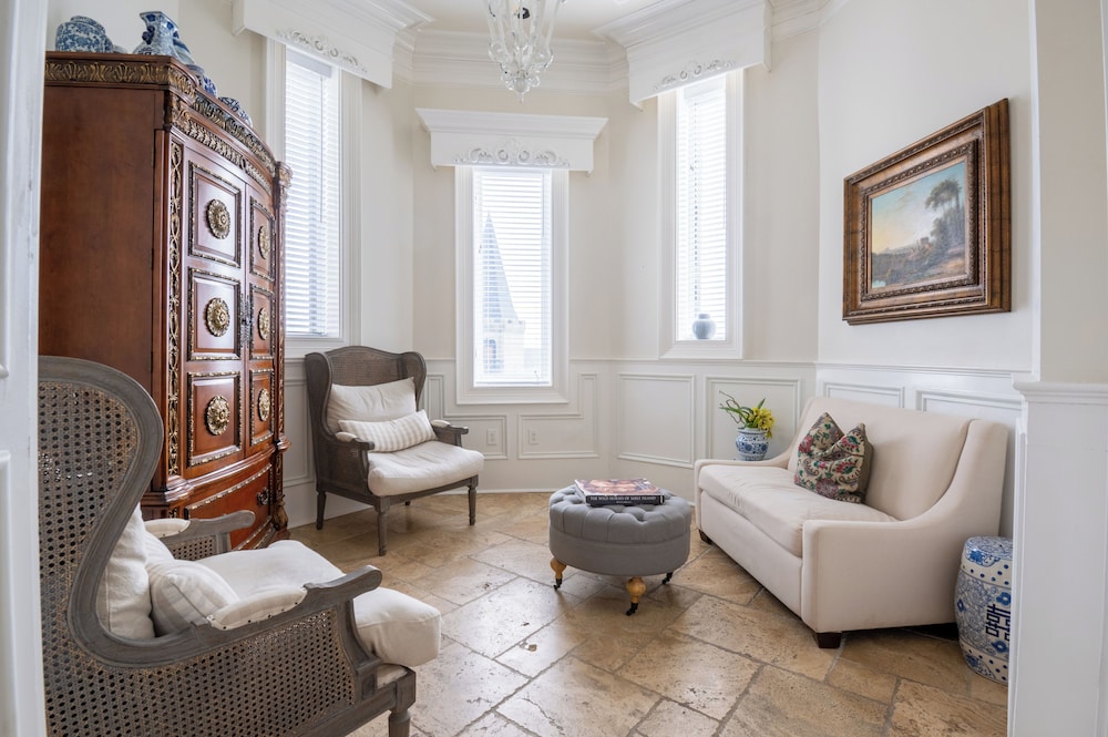 Kentucky Castle Hotel - photo 3