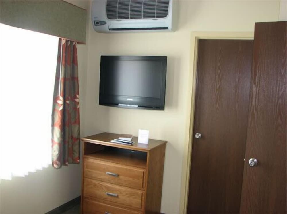 Randolph Inn and Suites - photo 24