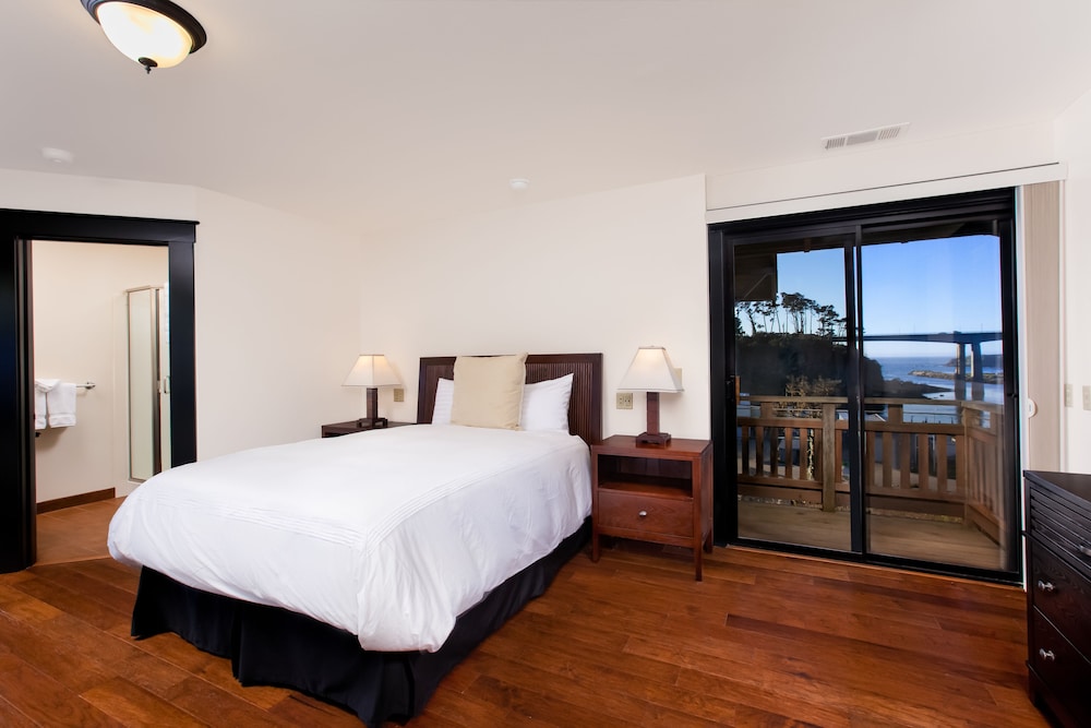 Noyo Harbor Inn Restaurant and Tavern - photo 42