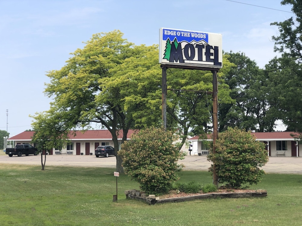 Edge Of The Woods Motel — hotel in New Lisbon