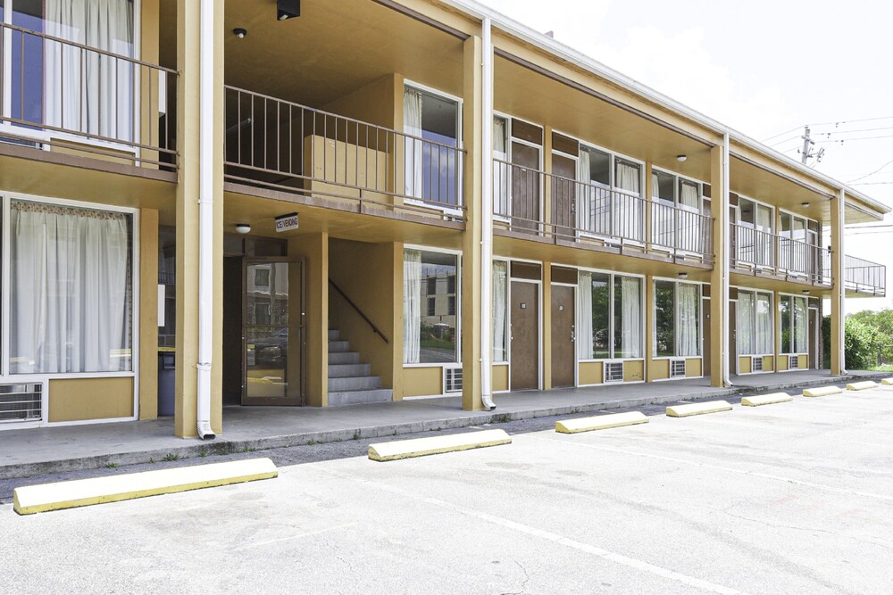 Hotel Valdosta GA I 75 & St Augustine Rd - photo 20