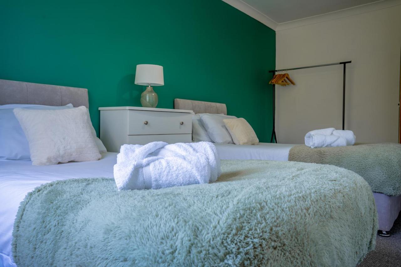 Raymond James Accommodation Sleeps Up To 7 Free Parking Full Amenities And Garden — Peterborough