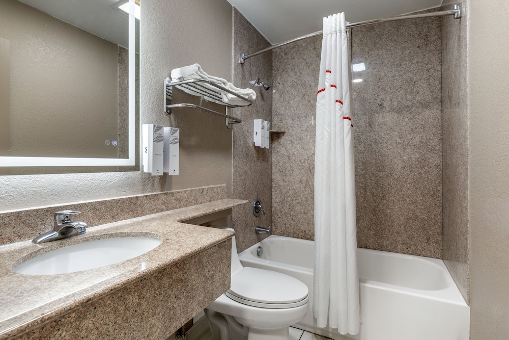 Red Roof Inn Suffolk - photo 20