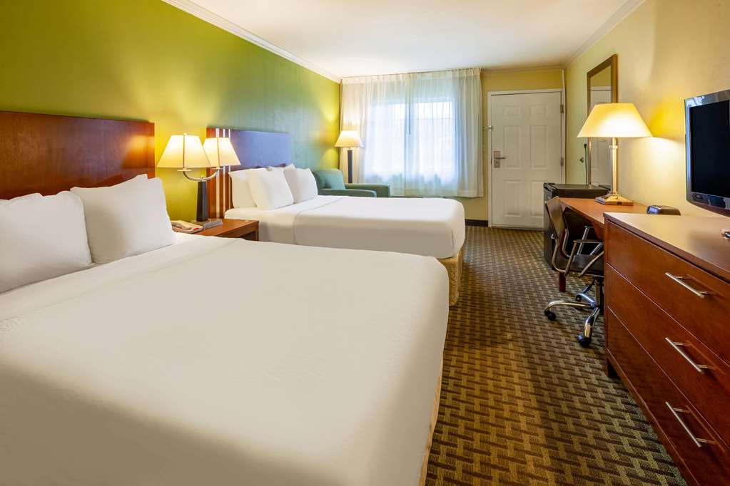 Days Inn by Wyndham Austintown - photo 17