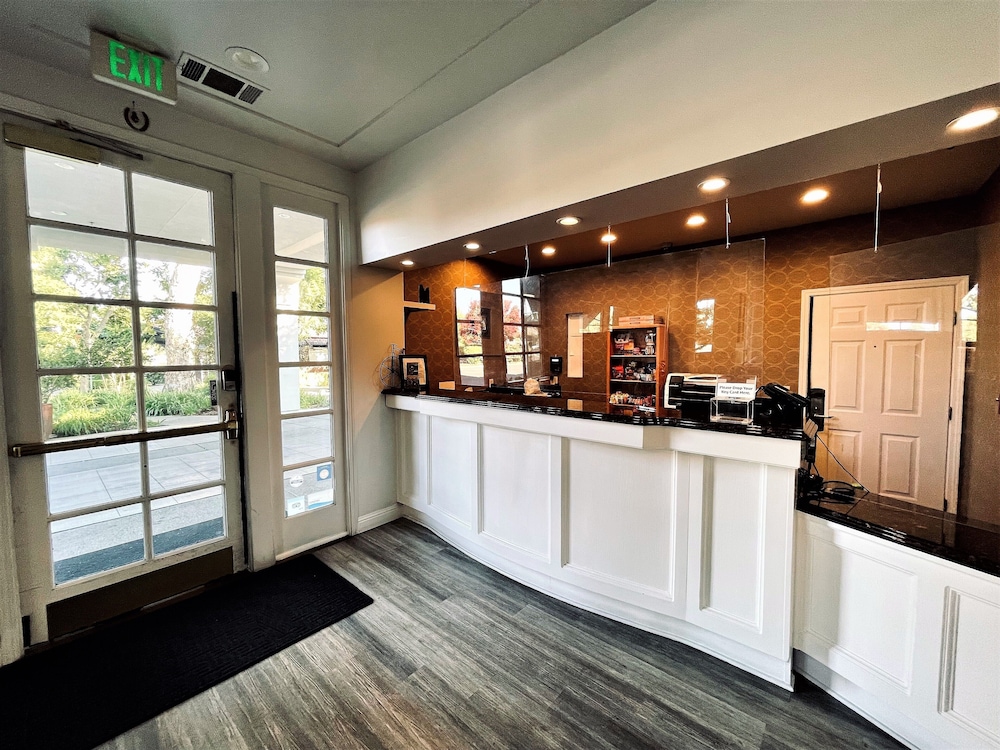 University Park Inn & Suites - photo 2