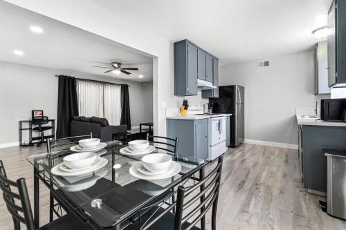 Chic 2 Bed Oasis Sleeps 6 Minutes From Strip