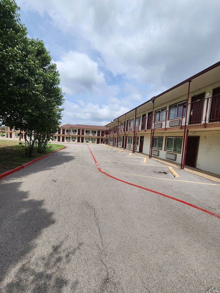 HomeTown Inn and Suites - photo 6