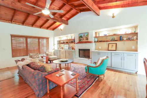 Stylish Family Mid Century Modern 4 bed in San Antonio, United States