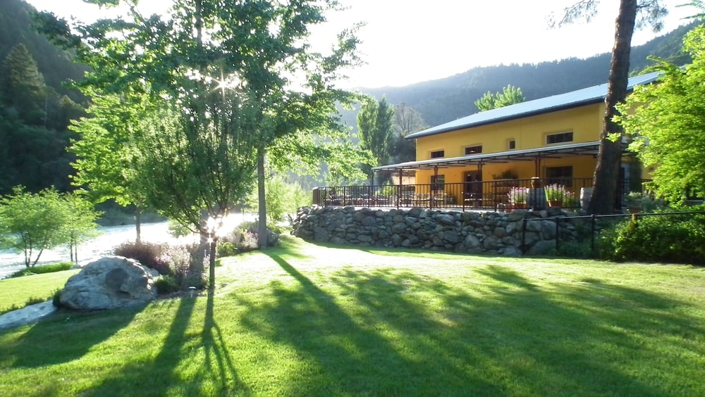 Strawhouse Resorts in Junction, United States