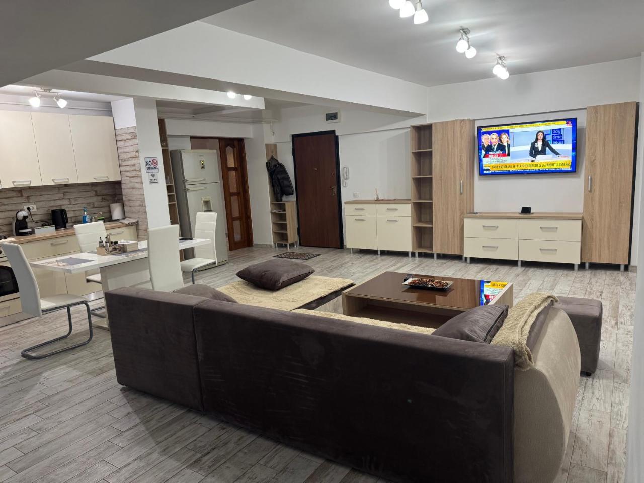 Apartament 3 camere lux cu terasă Central Universitatea din Craiova PARCARE GRATUITĂ — 4-Star Luxury Hotel in Craiova, Romania