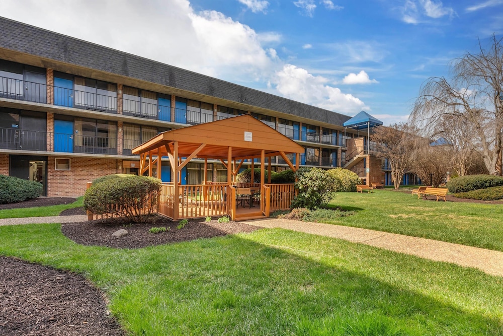 Suburban Studios Tysons Corner - photo 21