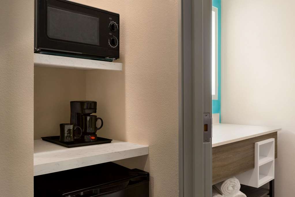 La Quinta Inn & Suites by Wyndham Richmond Sugarland - photo 21
