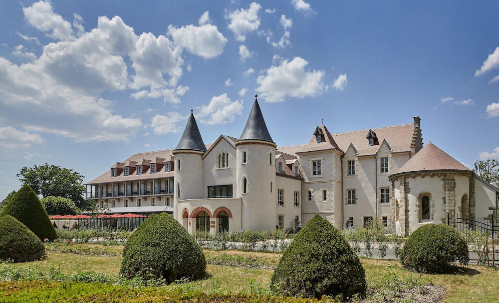 Château Saint Jean — 5-Star Luxury Hotel in Montlucon, France