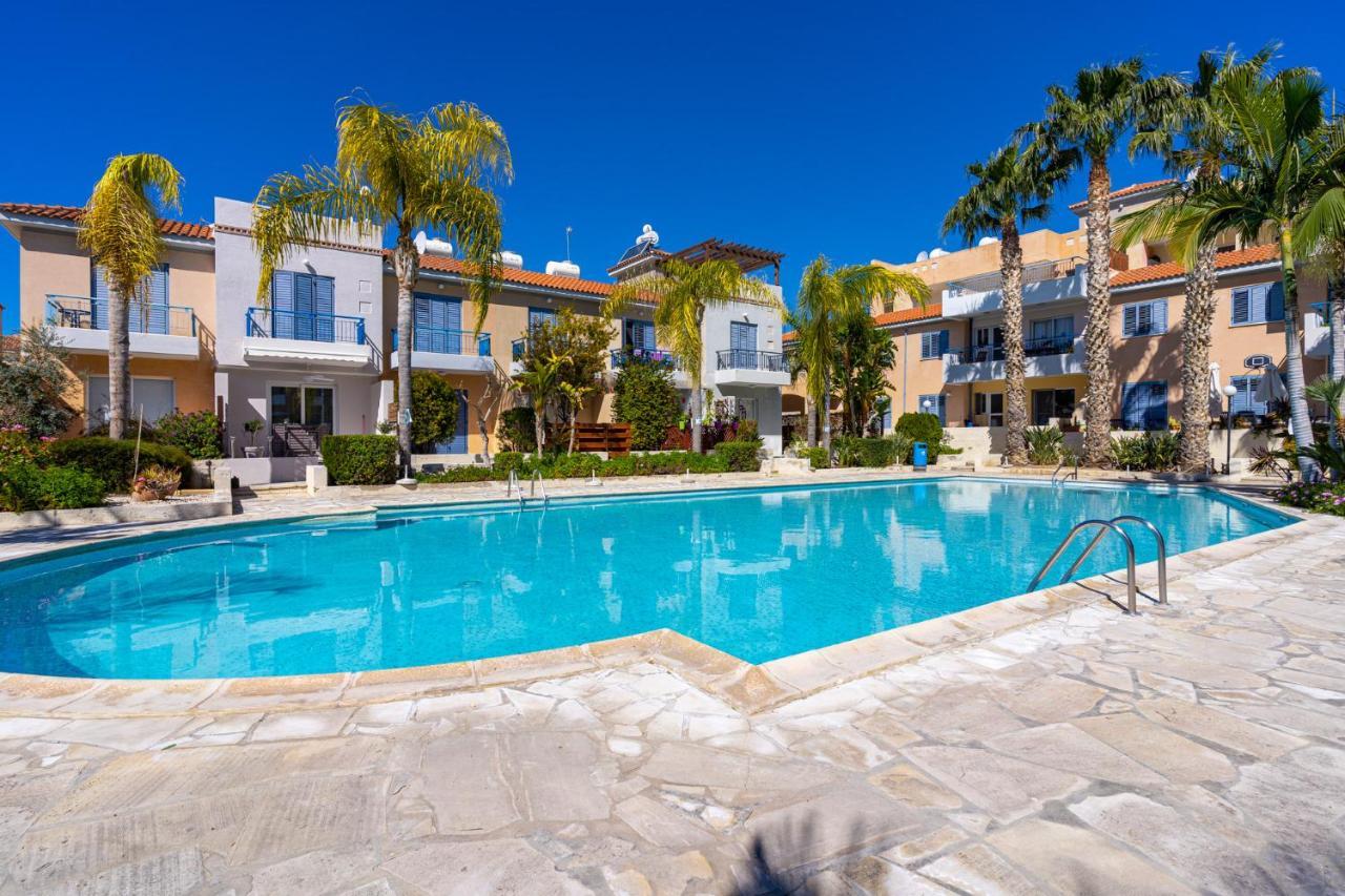 Summer Breeze holiday apartment with pool — 4-Star Luxury Hotel in Paphos, Cyprus