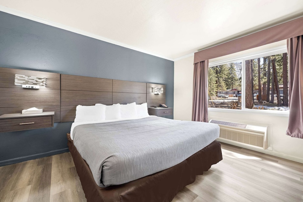 Econo Lodge Inn & Suites Heavenly Village Area - photo 14