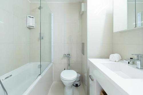 Apartment in Seapoint Pool and free parking.