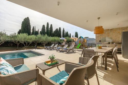 Villa San Zusto 1600 m2 plot area heated pool with hydromassage zone — 4-Star Luxury Hotel in Galizana, Croatia
