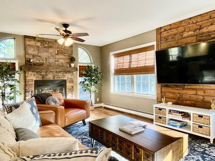 Bear House Catskills Private Pool Pond Hot Tub Work and Pet Friendly — 4-Star Luxury Hotel in Cairo, United States