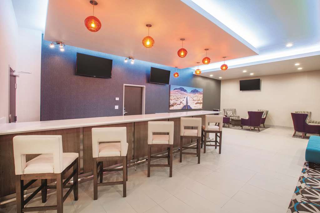 La Quinta Inn & Suites by Wyndham San Marcos Outlet Mall - photo 26