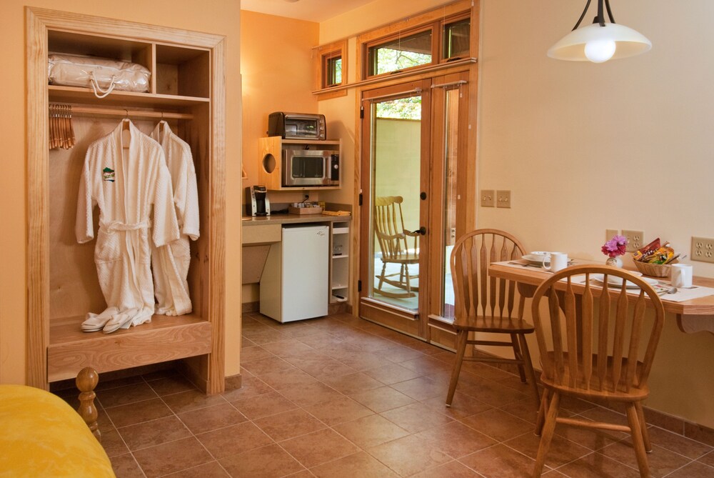 The Chalet Suites Boutique Hotel - photo 9
