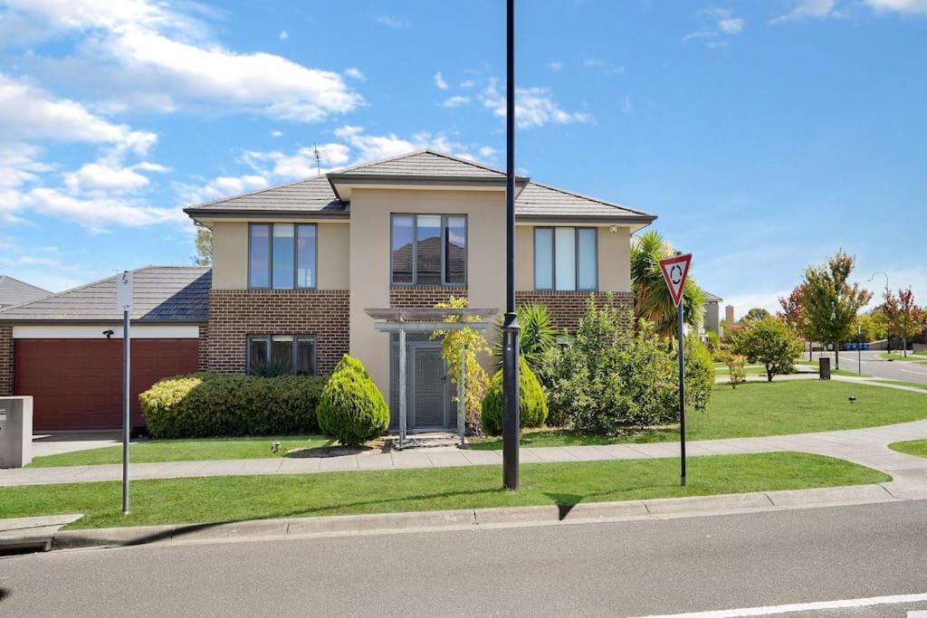 Deluxe Family Montpellier Gardens Estate Burwood — hotel in Burwood