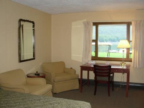 Red Carpet Inn On the Lake — hotel in Oneonta