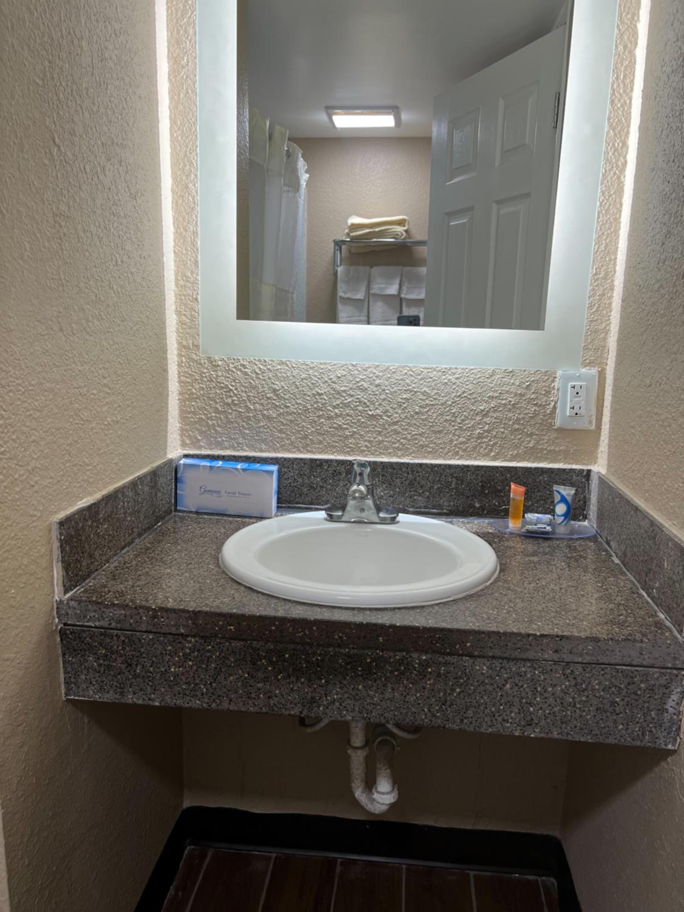 Super 8 by Wyndham Newport News - photo 8