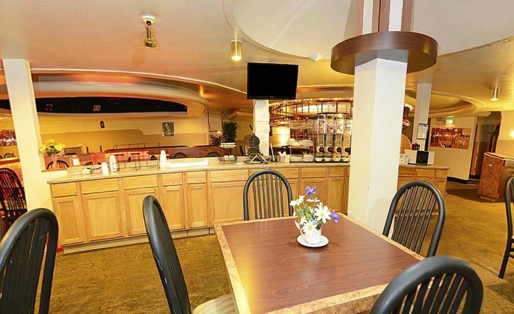 Howard Johnson by Wyndham Benton Harbor St. Joseph - photo 33