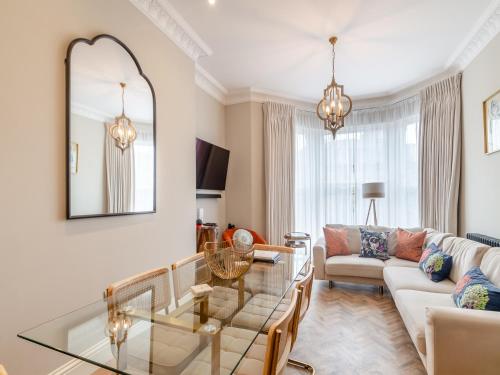 Derwent House Apartments Langdale Uk46788 — 5-Star Luxury Hotel in Scarborough, United Kingdom