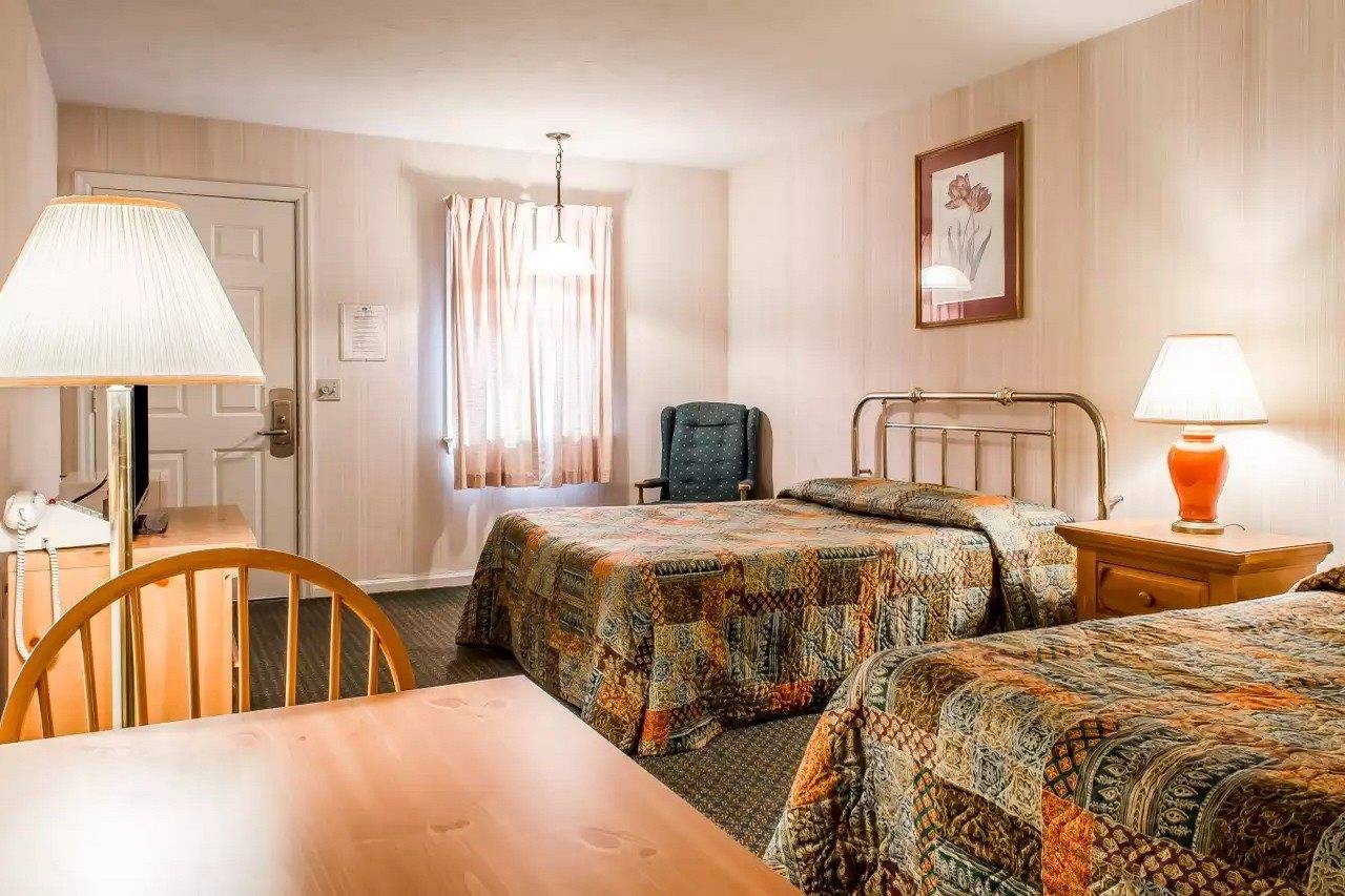 Rodeway Inn Akron - photo 7