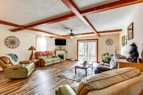 Riverfront Peru Cabin about 2 Mi to Lake Champlain — 4-Star Luxury Hotel in Peru, United States