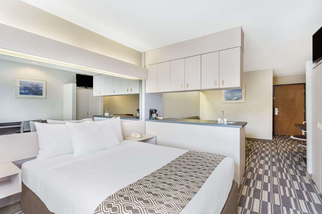 Microtel Inn & Suites by Wyndham Richmond Airport - photo 14